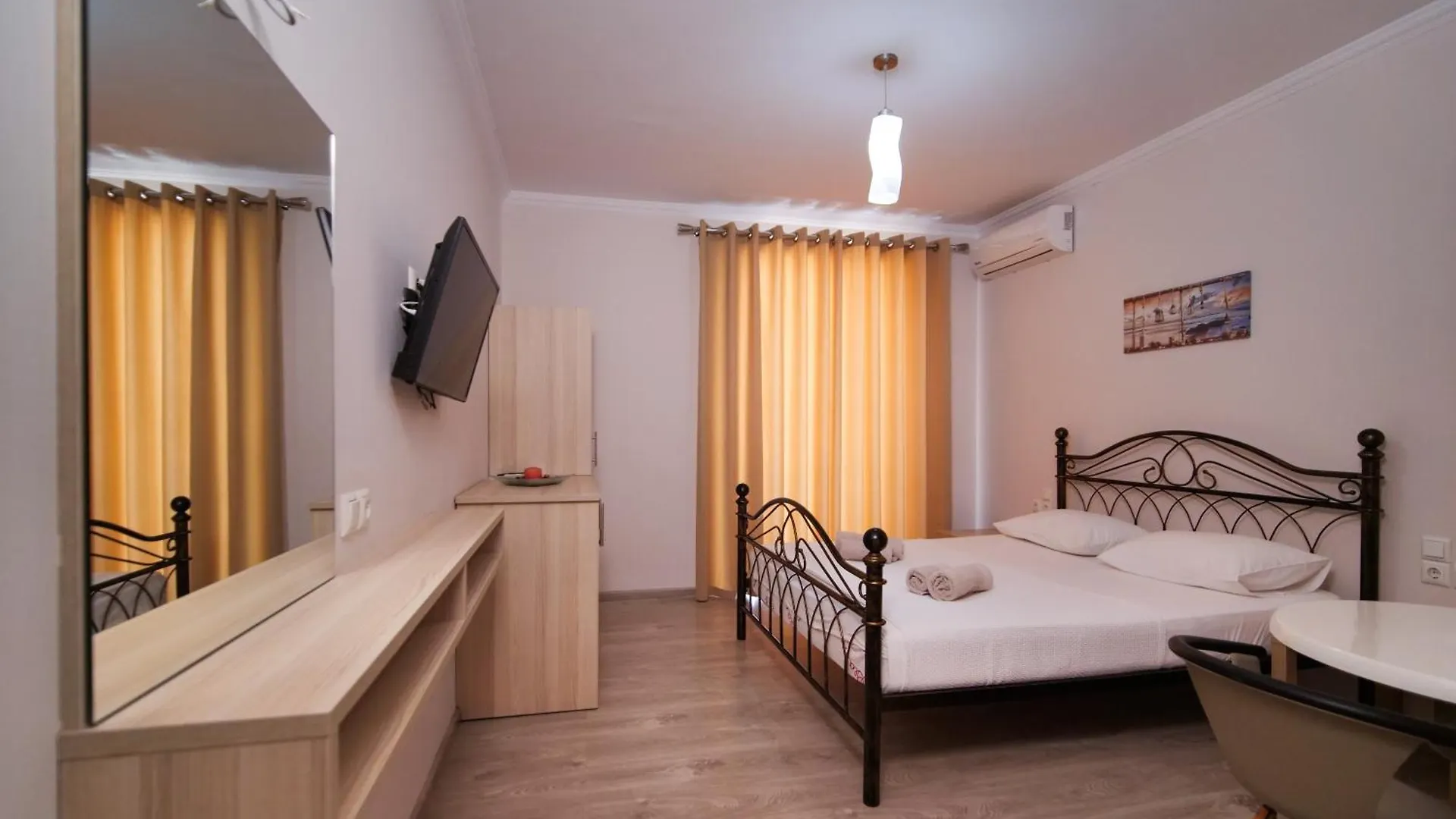Vironas Hotel Himare 3*,